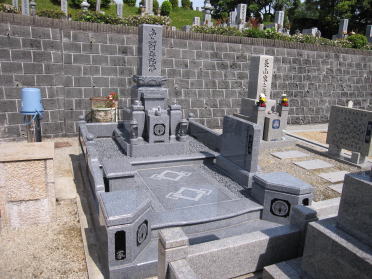 堺市鉢ヶ峰霊園6㎡区画　神戸東西型9寸墓石①